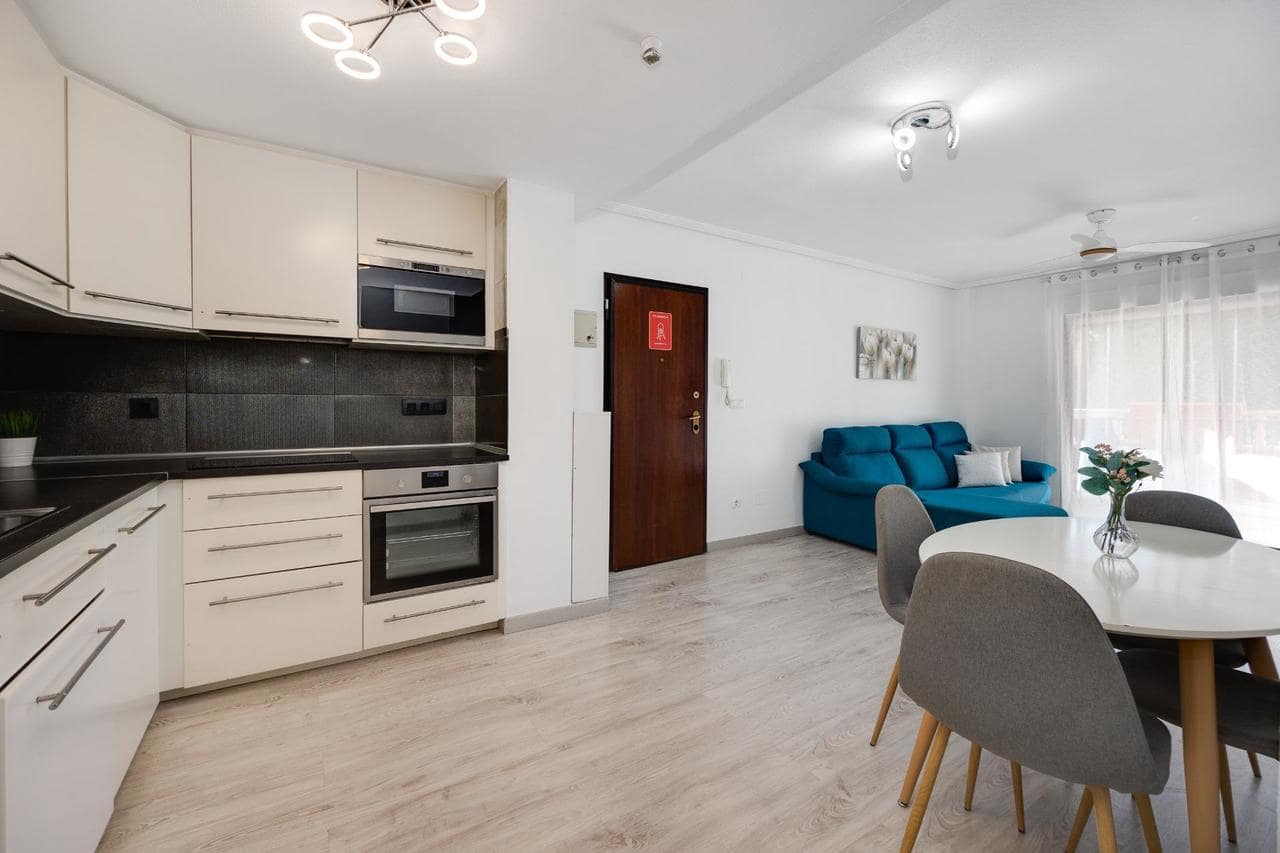 Bungalow de 2 habitaciones en Torrevieja en venta con piscina - 204.000 € (Ref: 9633813)