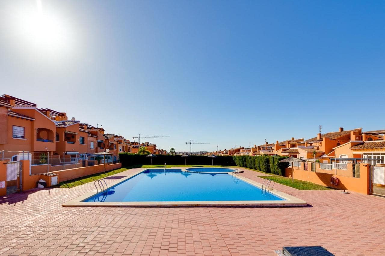 Bungalow de 2 habitaciones en Torrevieja en venta con piscina - 204.000 € (Ref: 9633813)