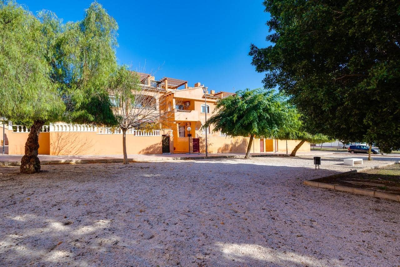 Bungalow de 2 habitaciones en Torrevieja en venta con piscina - 204.000 € (Ref: 9633813)