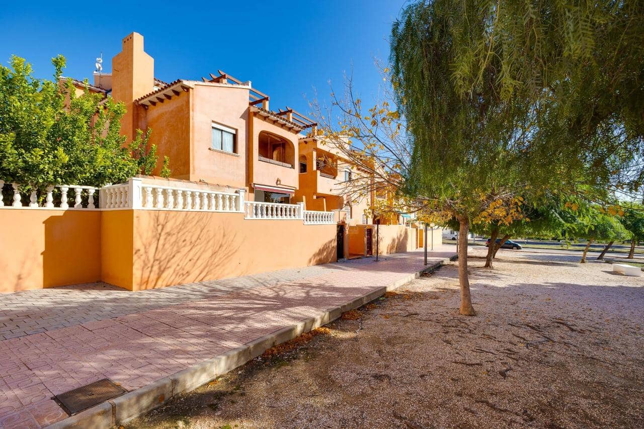 Bungalow de 2 habitaciones en Torrevieja en venta con piscina - 204.000 € (Ref: 9633813)