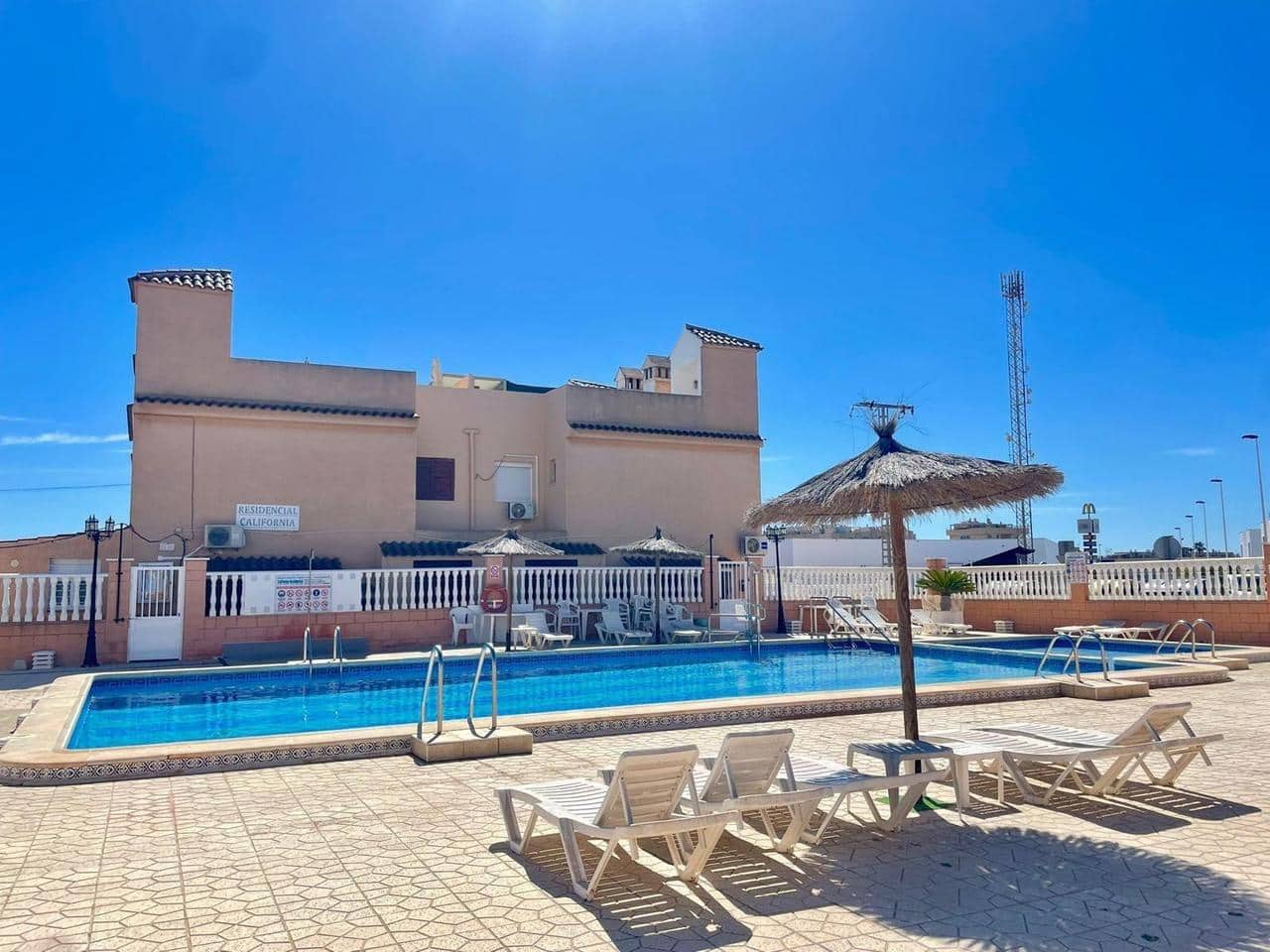 Ático de 2 habitaciones en Torrevieja en venta con piscina - 132.000 € (Ref: 9636421)