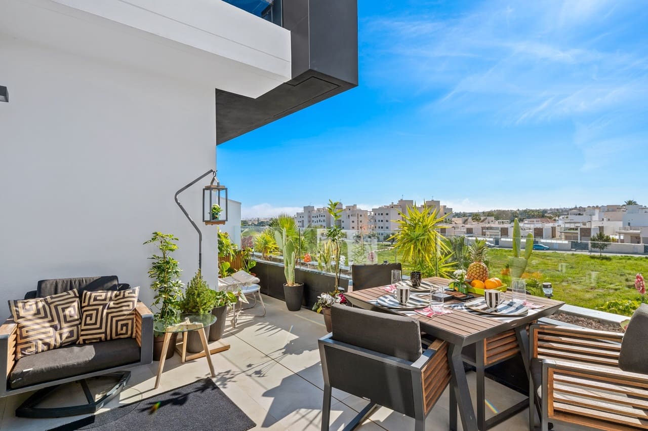 Ático de 3 habitaciones en Villamartin en venta con piscina - 639.000 € (Ref: 9651219)