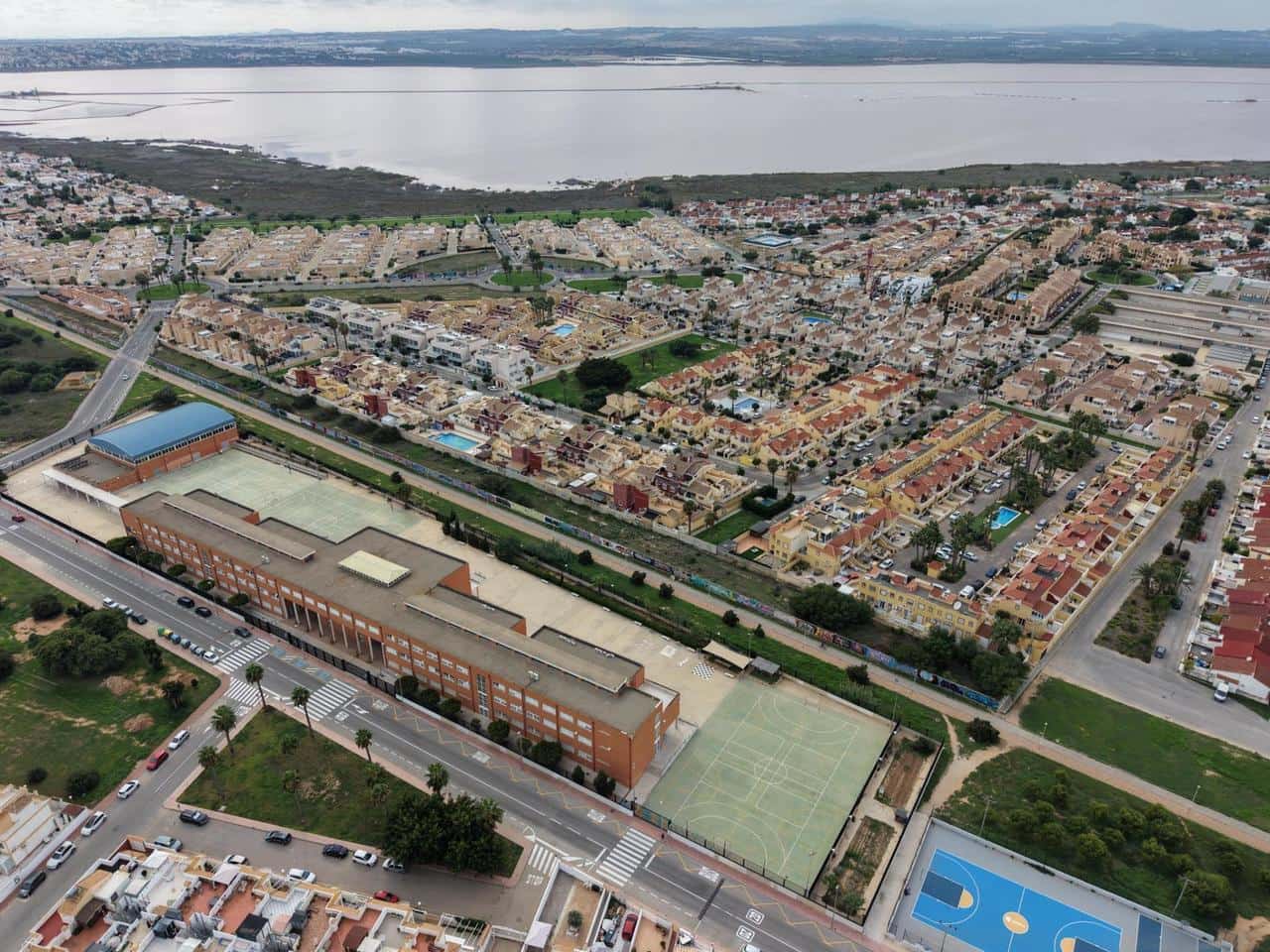 2 makuuhuone Bungalow myytävänä paikassa Torrevieja mukana uima-altaan - 155 000 € (Ref: 9655641)