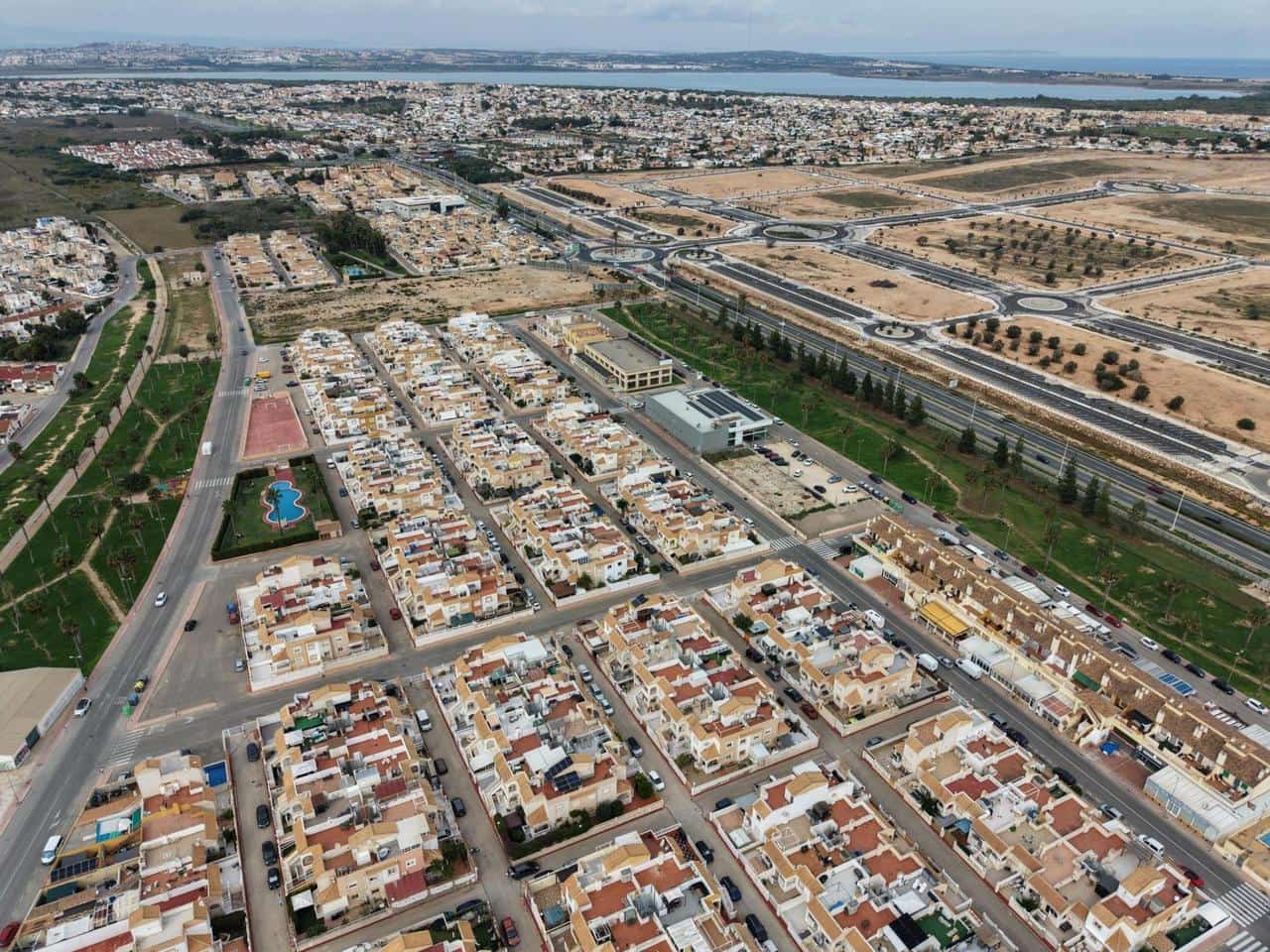 2 makuuhuone Bungalow myytävänä paikassa Torrevieja mukana uima-altaan - 155 000 € (Ref: 9655641)