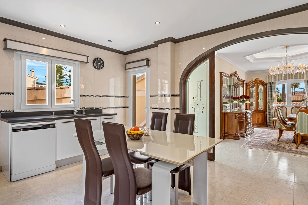 4 sypialnia Willa na sprzedaż w Ciudad Quesada z basenem garażem - 750 000 € (Ref: 9658314)