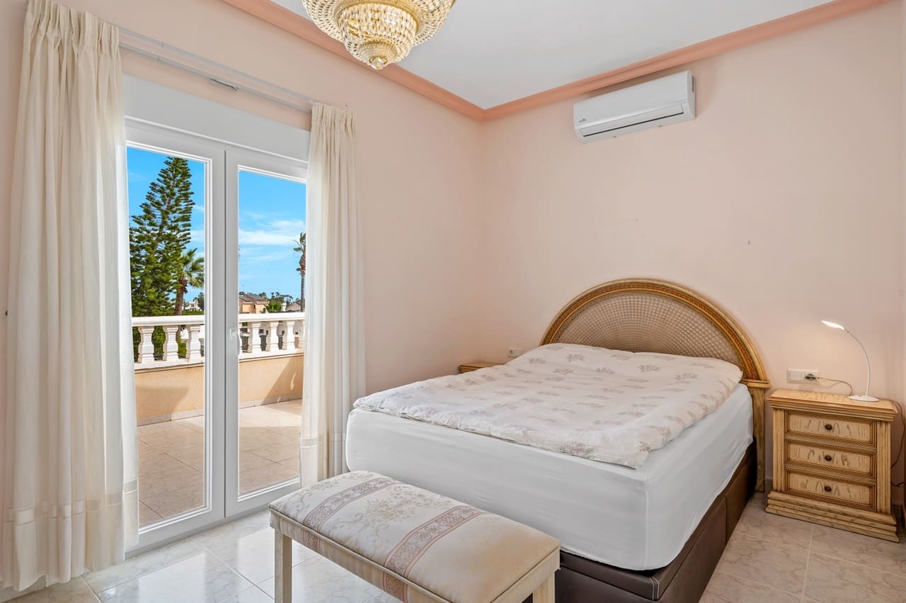 4 sypialnia Willa na sprzedaż w Ciudad Quesada z basenem garażem - 750 000 € (Ref: 9658314)