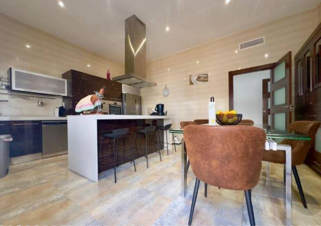 Chalet de 4 habitaciones en Pilar de la Horadada en venta con piscina - 595.000 € (Ref: 9721072)