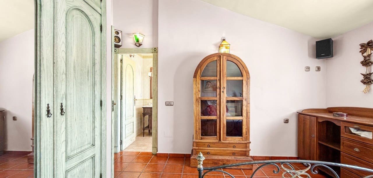 5 bedroom Villa for sale in Torrevieja - € 950,000 (Ref: 9726320)