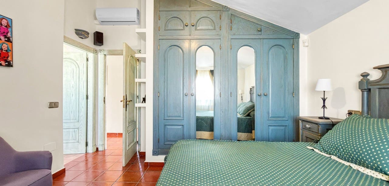 5 bedroom Villa for sale in Torrevieja - € 950,000 (Ref: 9726320)