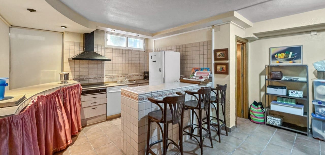 5 bedroom Villa for sale in Torrevieja - € 950,000 (Ref: 9726320)