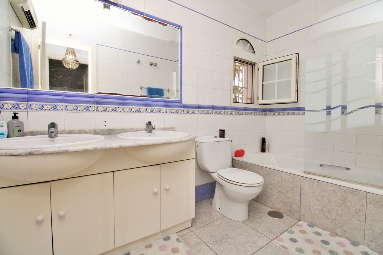 4 slaapkamer Huis te koop in Villamartin met zwembad - € 295.000 (Ref: 9726327)