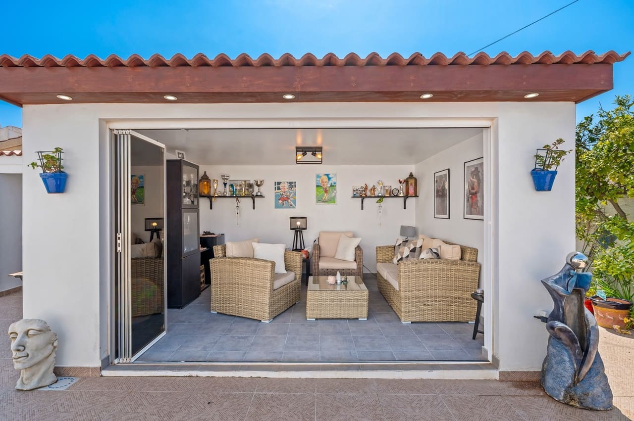 3 bedroom Villa for sale in Ciudad Quesada with pool garage - € 495,000 (Ref: 9726328)