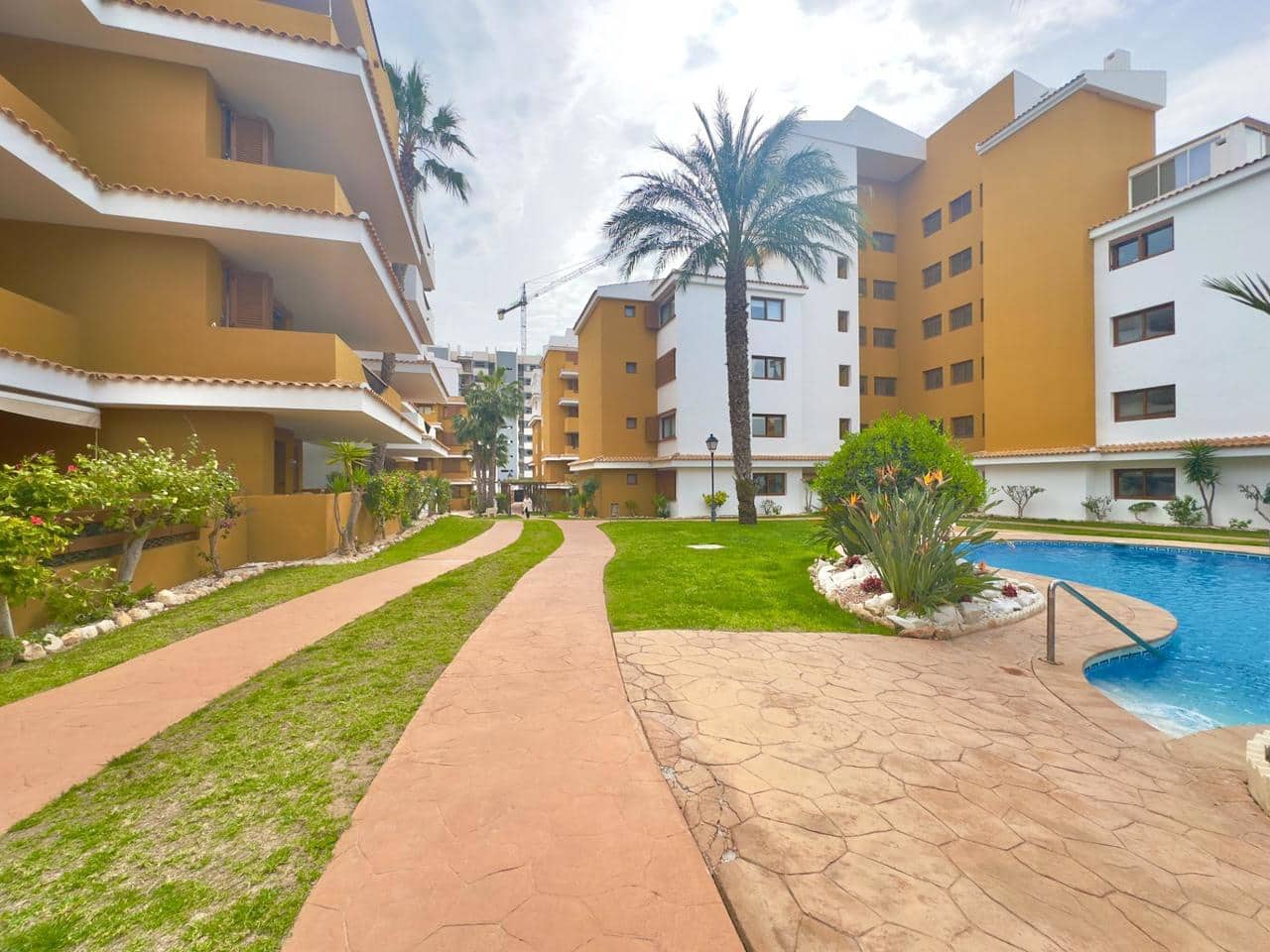 2 Zimmer Apartment zu verkaufen in Torrevieja mit Pool - 330.000 € (Ref: 9728559)
