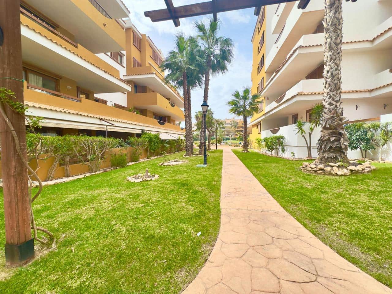 2 Zimmer Apartment zu verkaufen in Torrevieja mit Pool - 330.000 € (Ref: 9728559)