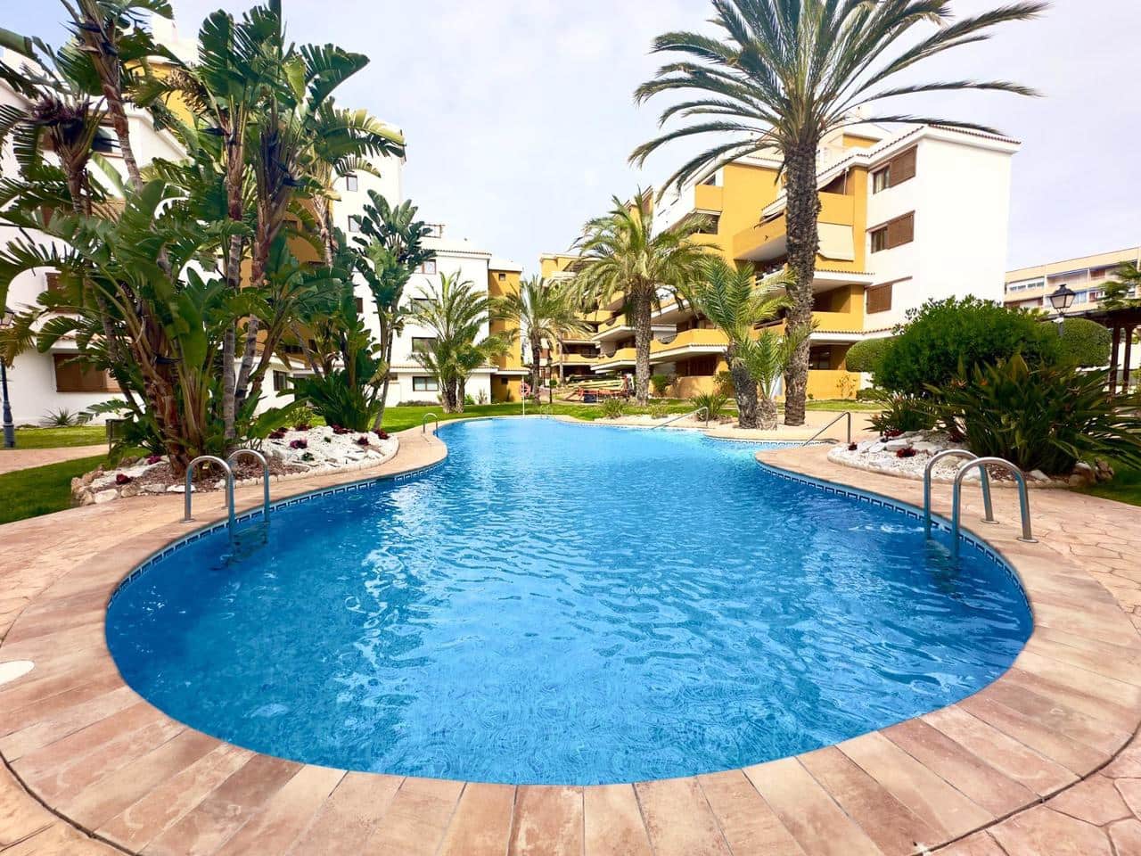 2 Zimmer Apartment zu verkaufen in Torrevieja mit Pool - 330.000 € (Ref: 9728559)