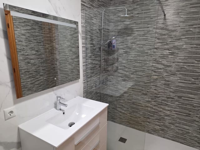 Apartamento de 2 habitaciones en Villamartin, Orihuela en venta con piscina - 164.900 € (Ref: 9731747)