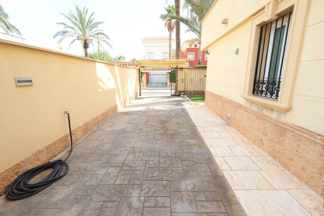 Chalet de 4 habitaciones en Cabo Roig en venta - 1.070.000 € (Ref: 9735282)