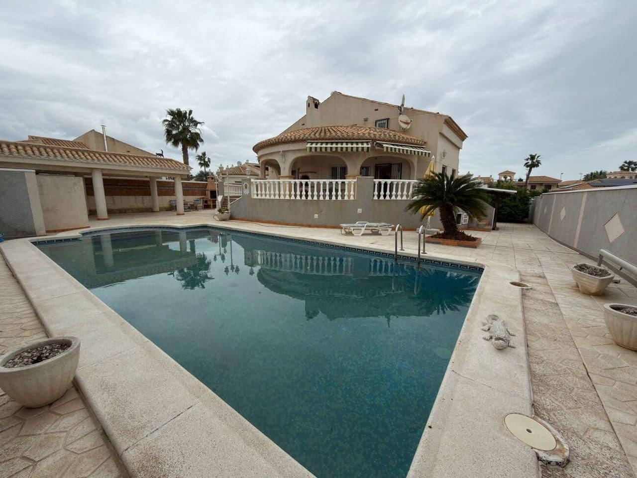 Chalet de 5 habitaciones en Playa Flamenca en venta con piscina - 650.000 € (Ref: 9735291)