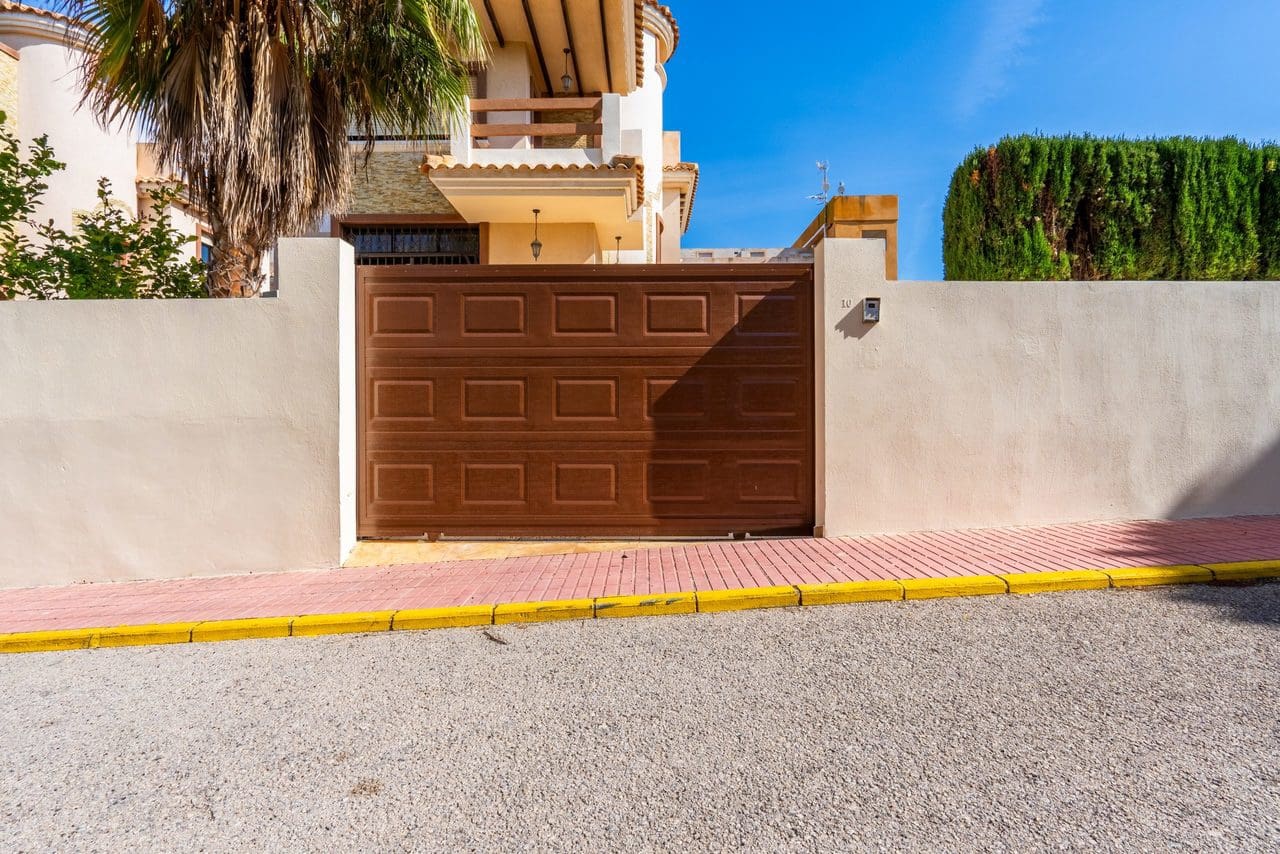 6 soveværelse Villa til salg i Orihuela Costa - € 365.000 (Ref: 9735306)