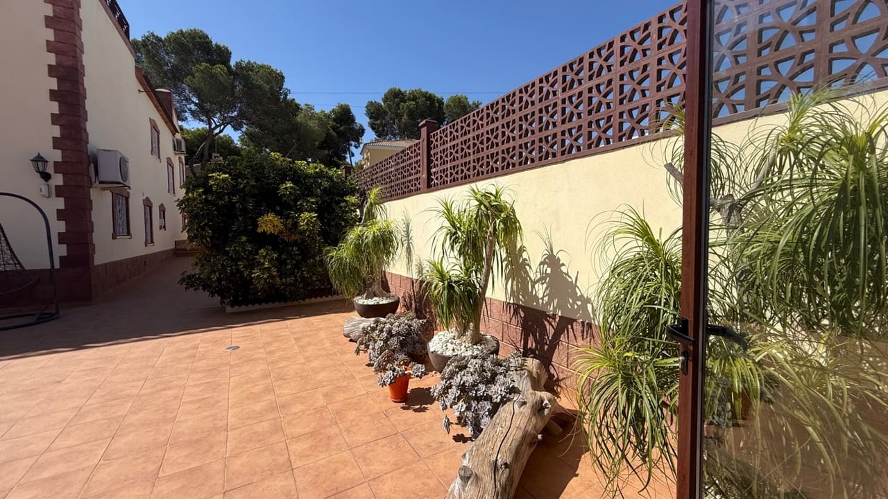 7 bedroom Villa for sale in Torrevieja - € 930,000 (Ref: 9738299)
