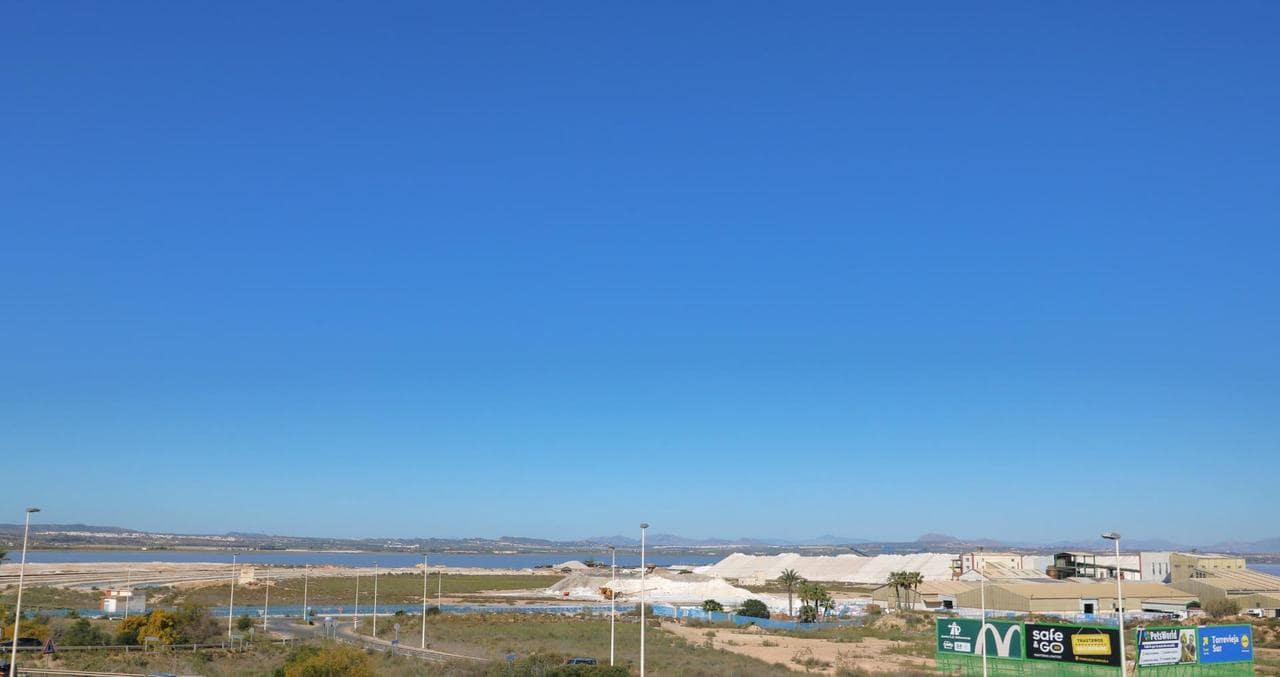 Ático de 2 habitaciones en Torrevieja en venta con piscina - 130.000 € (Ref: 9744074)