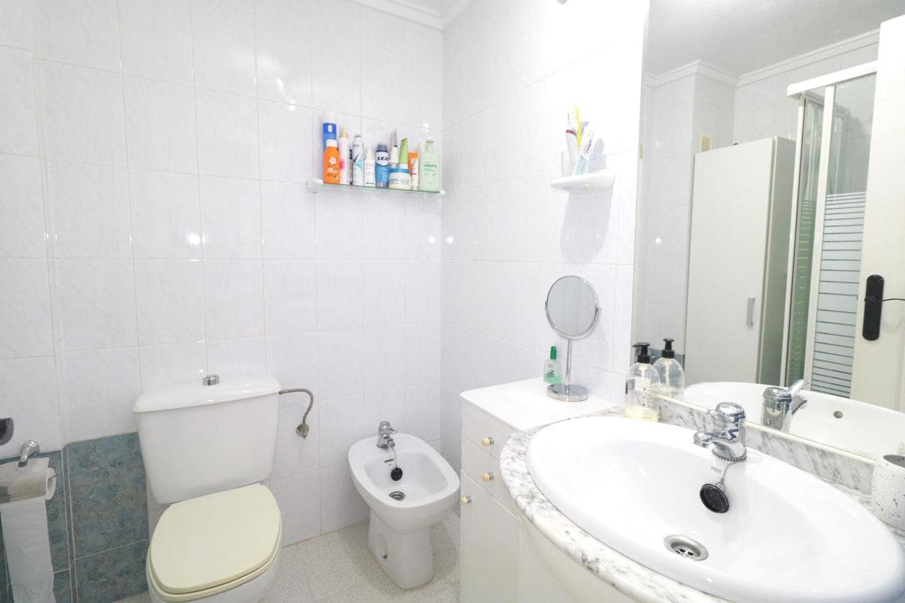 Ático de 2 habitaciones en Torrevieja en venta con piscina - 130.000 € (Ref: 9744074)