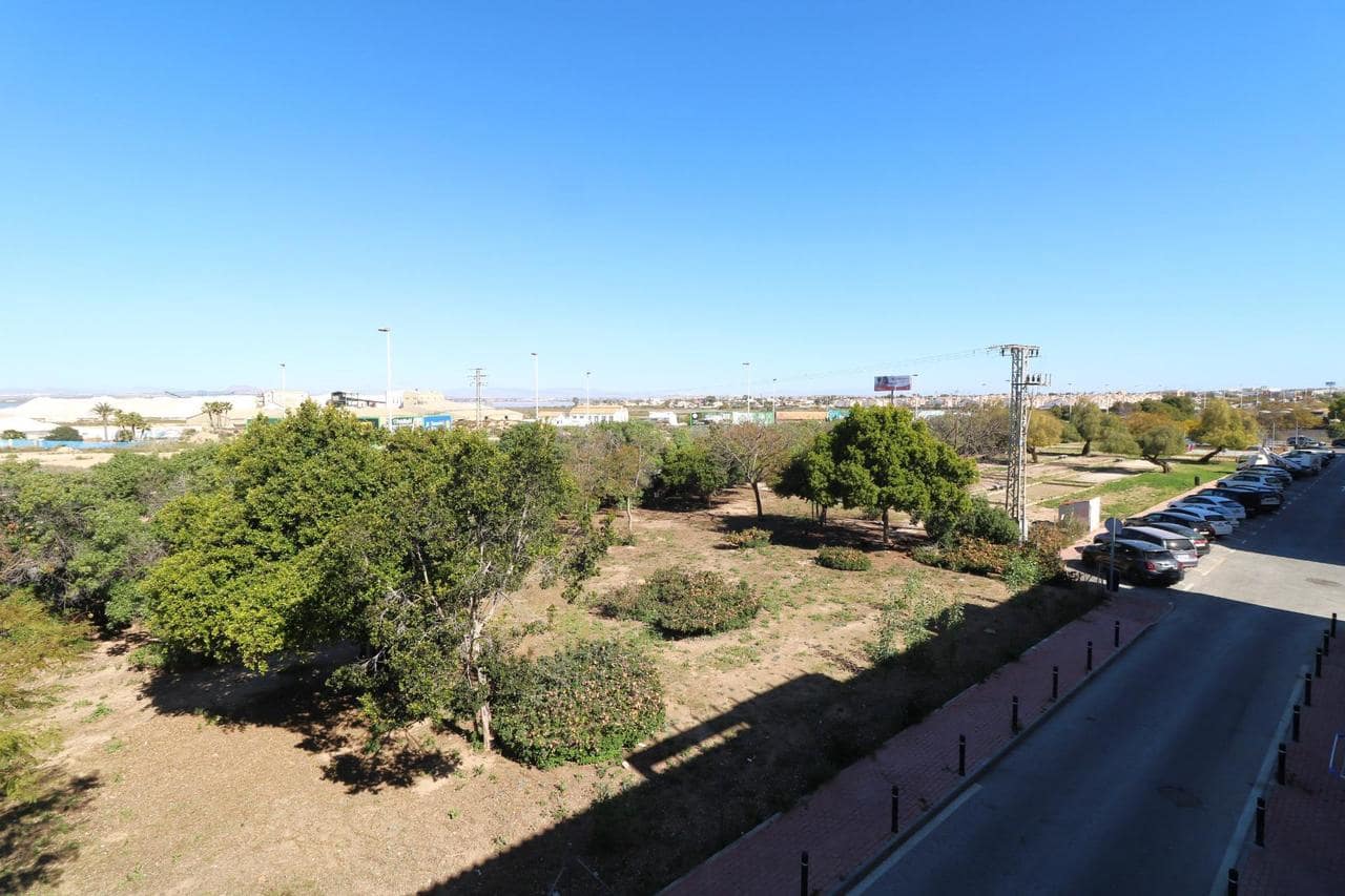 Ático de 2 habitaciones en Torrevieja en venta con piscina - 130.000 € (Ref: 9744074)