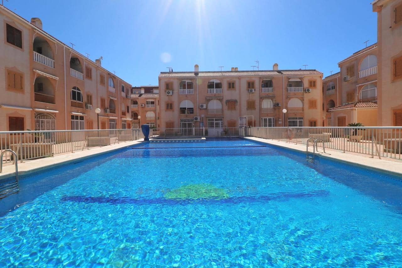 Ático de 2 habitaciones en Torrevieja en venta con piscina - 130.000 € (Ref: 9744074)