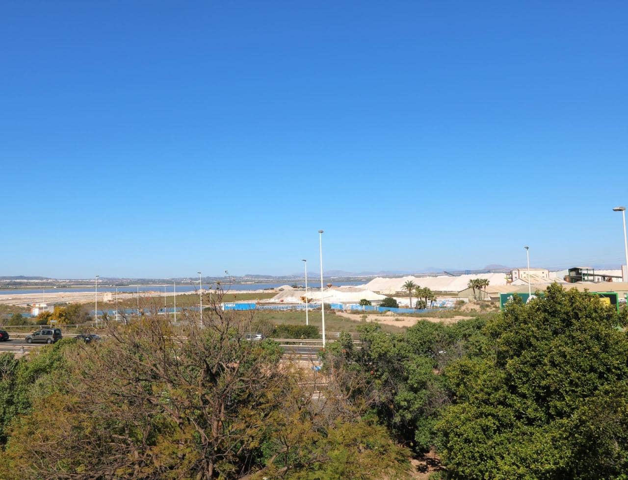 Ático de 2 habitaciones en Torrevieja en venta con piscina - 130.000 € (Ref: 9744074)