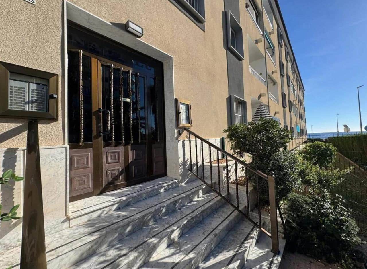 Apartamento de 3 habitaciones en Torrevieja en venta con piscina - 339.700 € (Ref: 9761759)