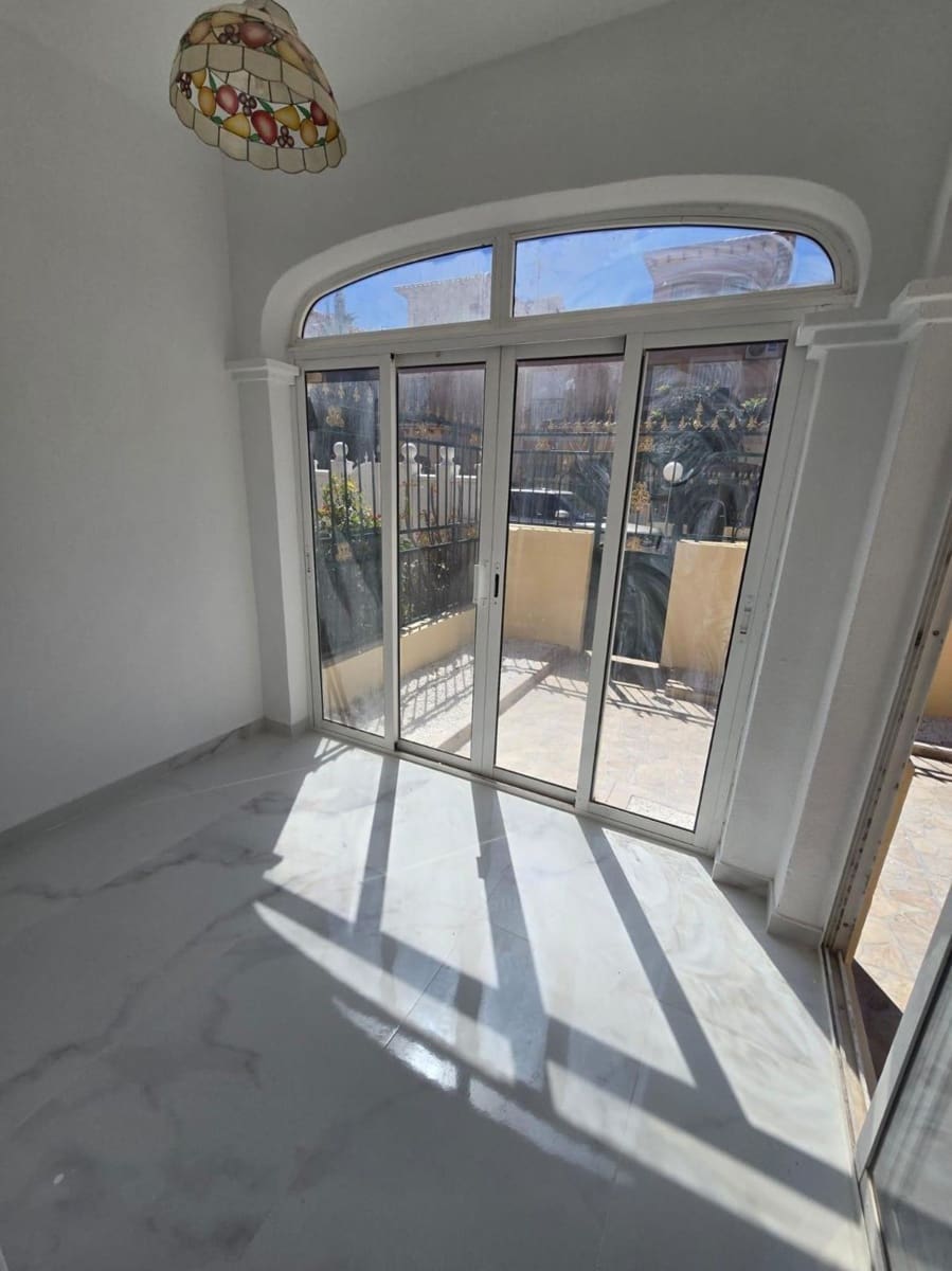 Apartamento de 3 habitaciones en Torrevieja en venta con piscina - 194.900 € (Ref: 9761761)