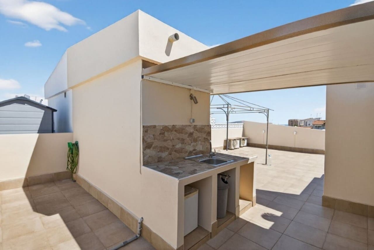 2 soverom Penthouse til salgs i Torrevieja med svømmebasseng - € 149 000 (Ref: 9770348)