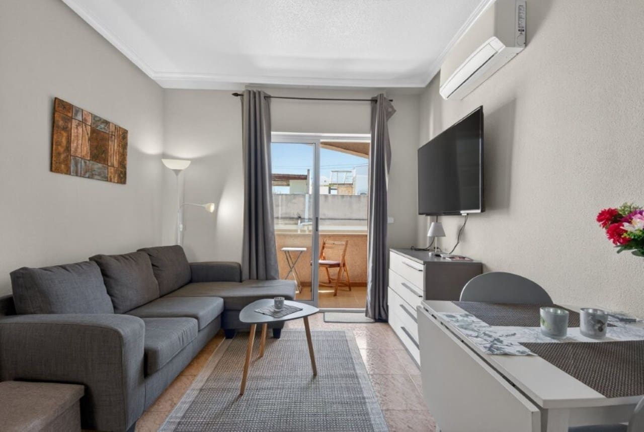 2 soverom Penthouse til salgs i Torrevieja med svømmebasseng - € 149 000 (Ref: 9770348)