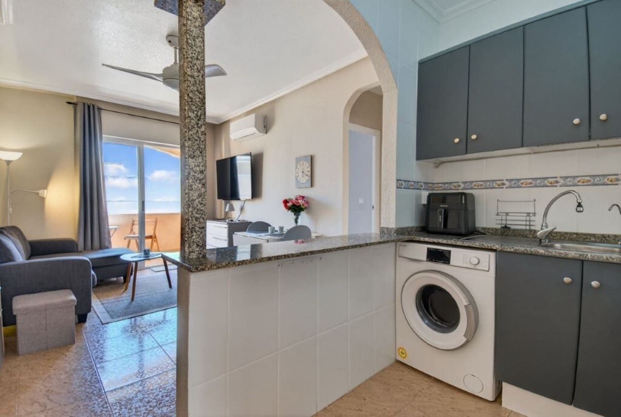 2 soverom Penthouse til salgs i Torrevieja med svømmebasseng - € 149 000 (Ref: 9770348)