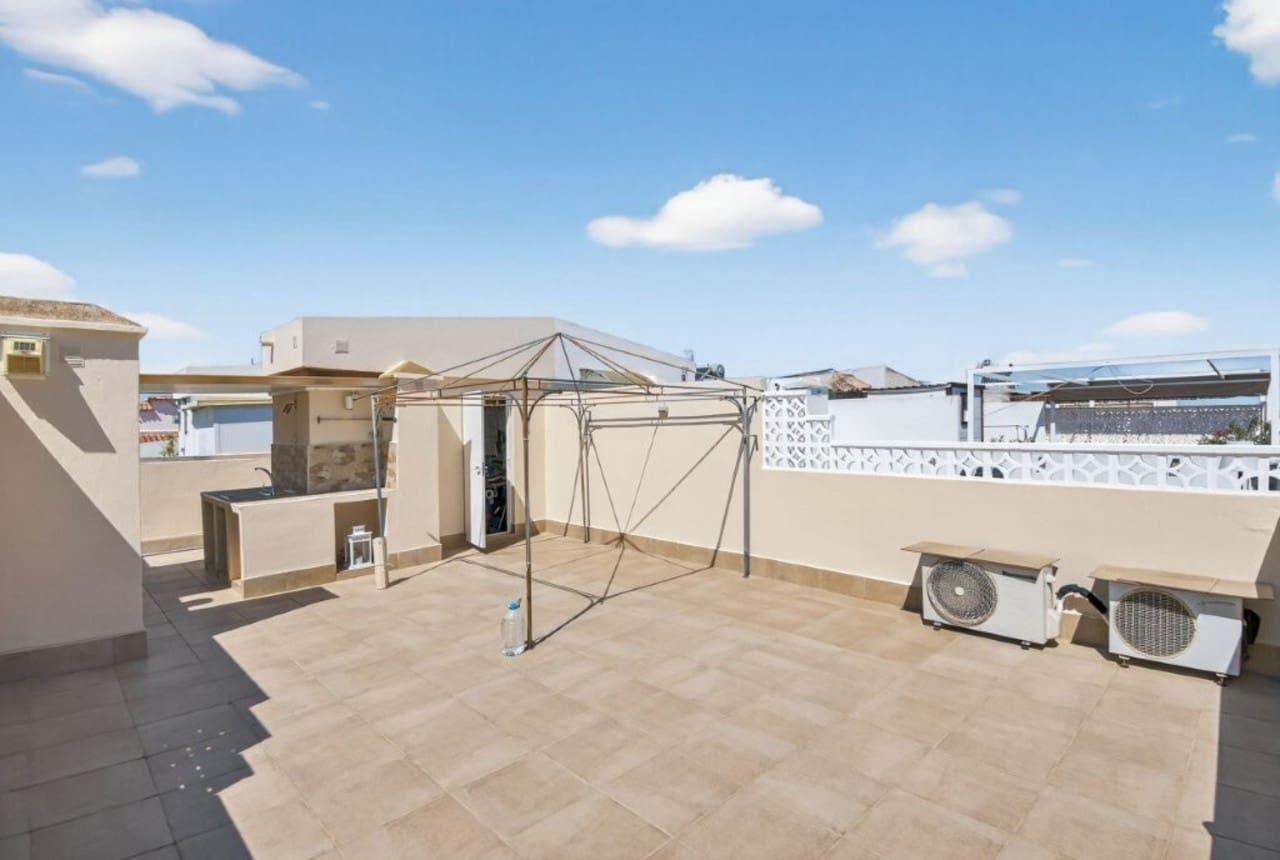 2 soverom Penthouse til salgs i Torrevieja med svømmebasseng - € 149 000 (Ref: 9770348)