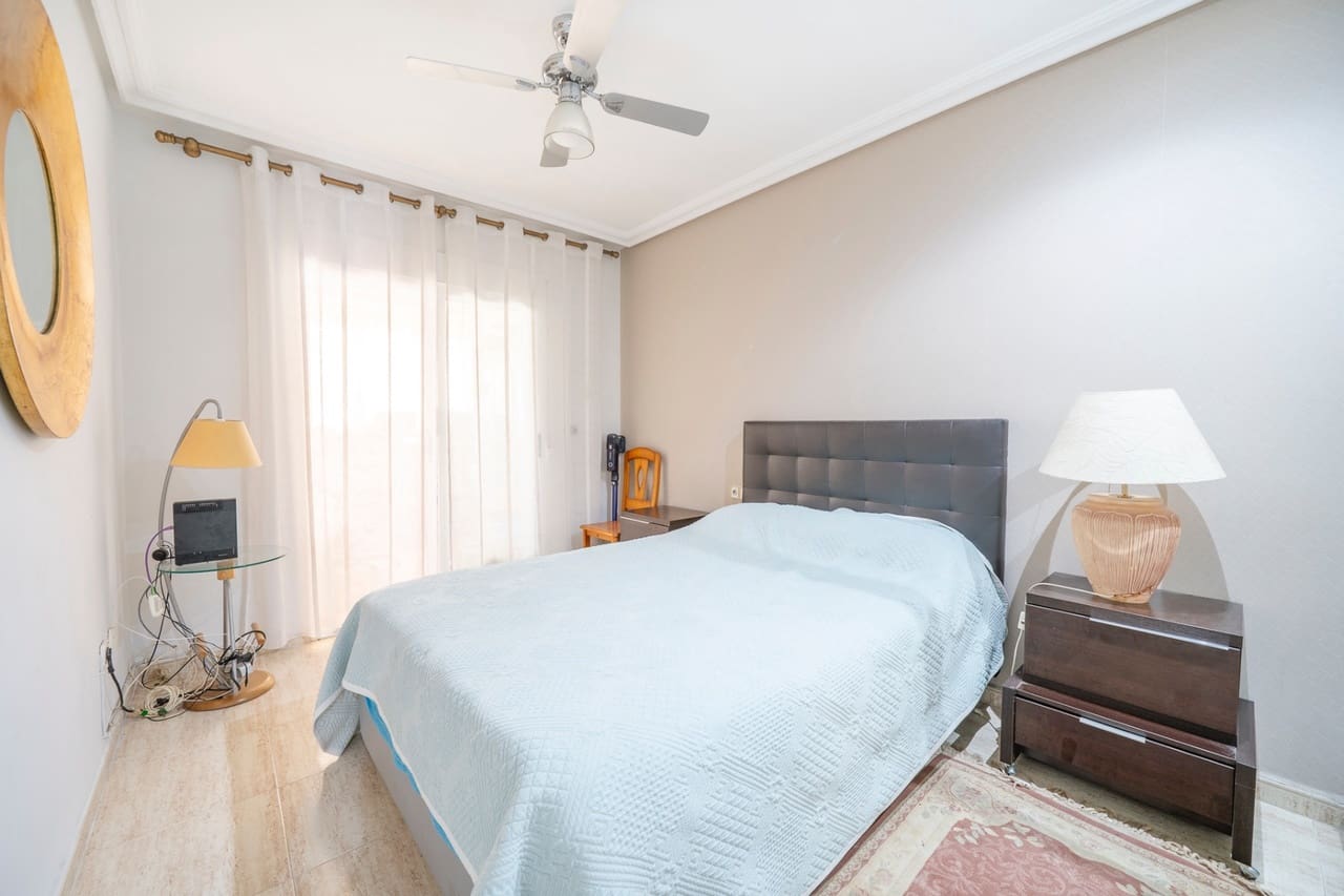 4 soveværelse Byhus til salg i Guardamar del Segura med swimmingpool - € 395.000 (Ref: 9777763)