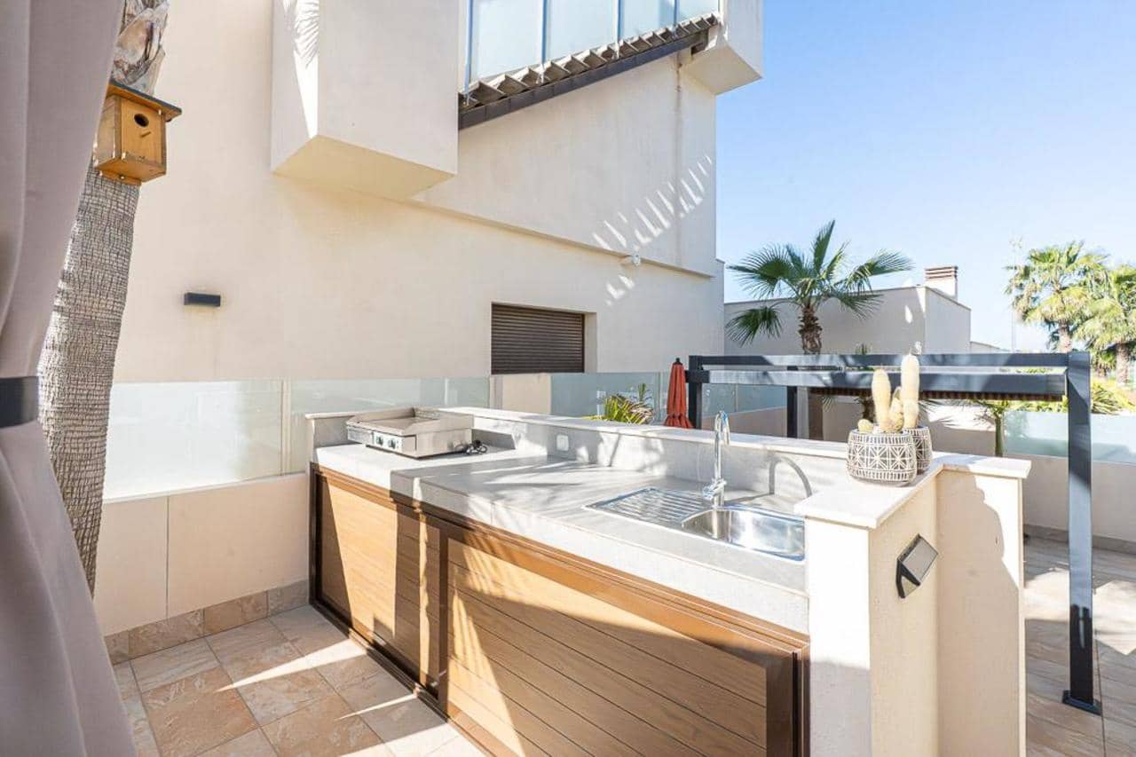 Chalet de 4 habitaciones en Benijófar en venta - 724.900 € (Ref: 9783132)