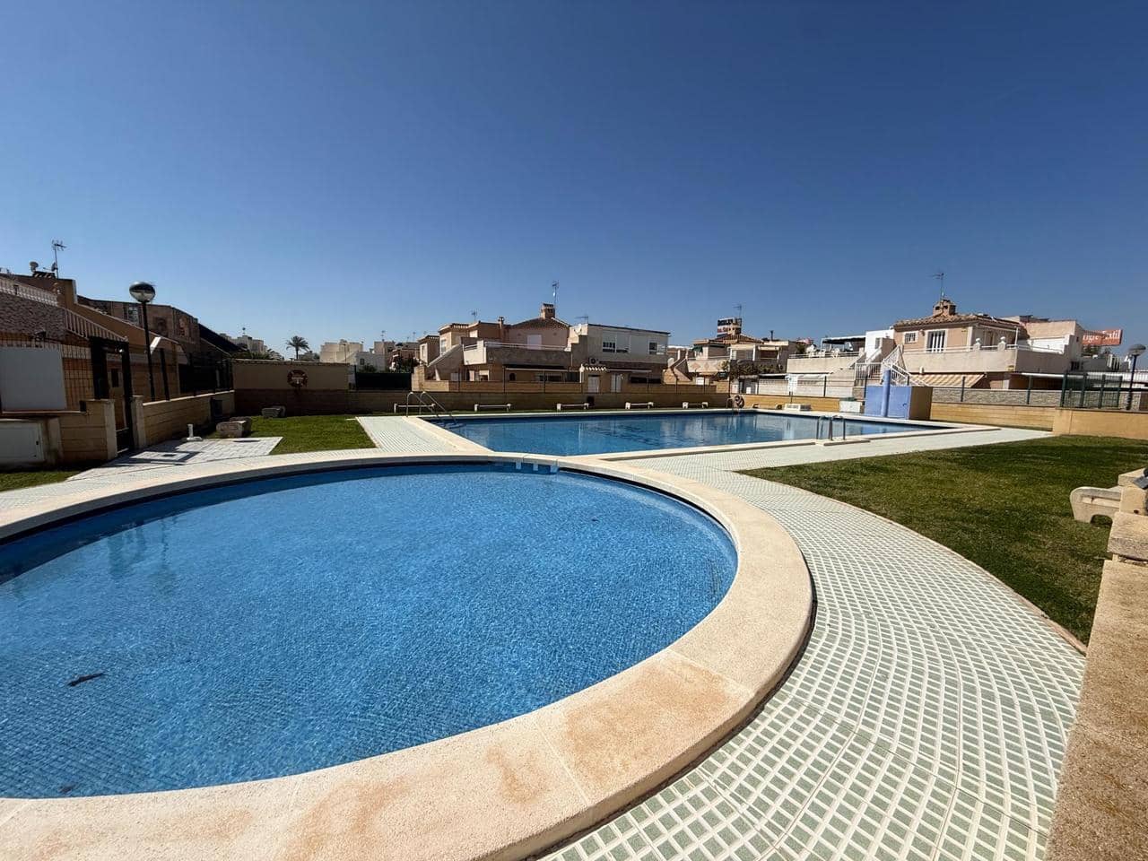 3 chambre Maison de Ville à vendre à Torrevieja avec piscine - 230 000 € (Ref: 9784104)