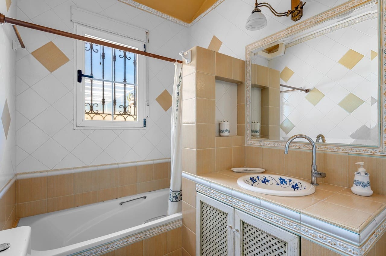 6 sypialnia Willa na sprzedaż w Torrevieja z basenem - 950 000 € (Ref: 9798959)