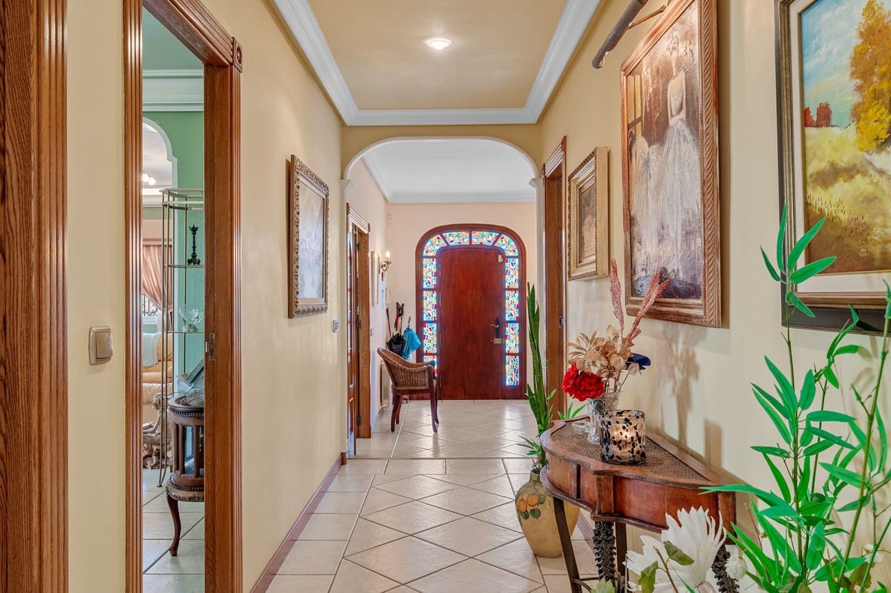 6 sypialnia Willa na sprzedaż w Torrevieja z basenem - 950 000 € (Ref: 9798959)