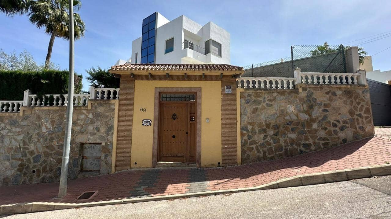 4 makuuhuone Huvila myytävänä paikassa Torrevieja mukana uima-altaan - 490 000 € (Ref: 9800551)