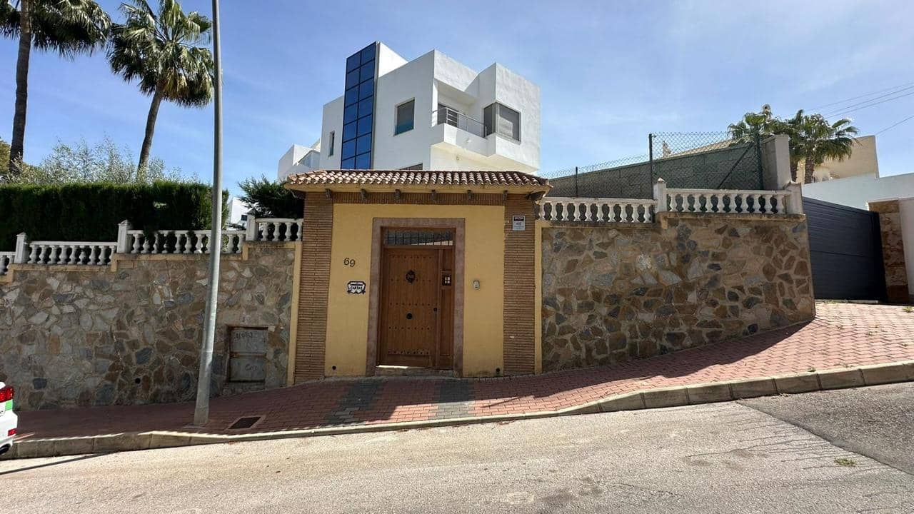 4 makuuhuone Huvila myytävänä paikassa Torrevieja mukana uima-altaan - 490 000 € (Ref: 9800551)