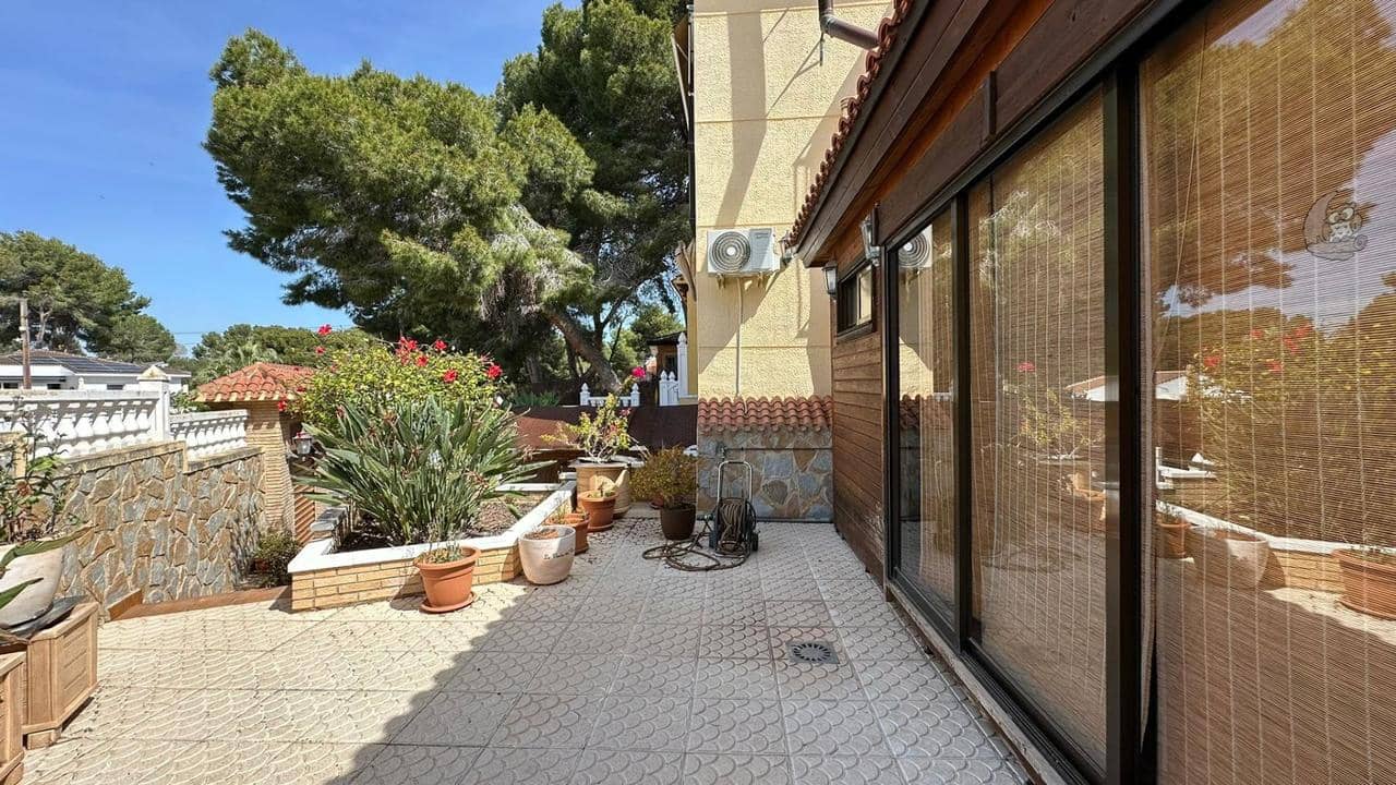 4 makuuhuone Huvila myytävänä paikassa Torrevieja mukana uima-altaan - 490 000 € (Ref: 9800551)