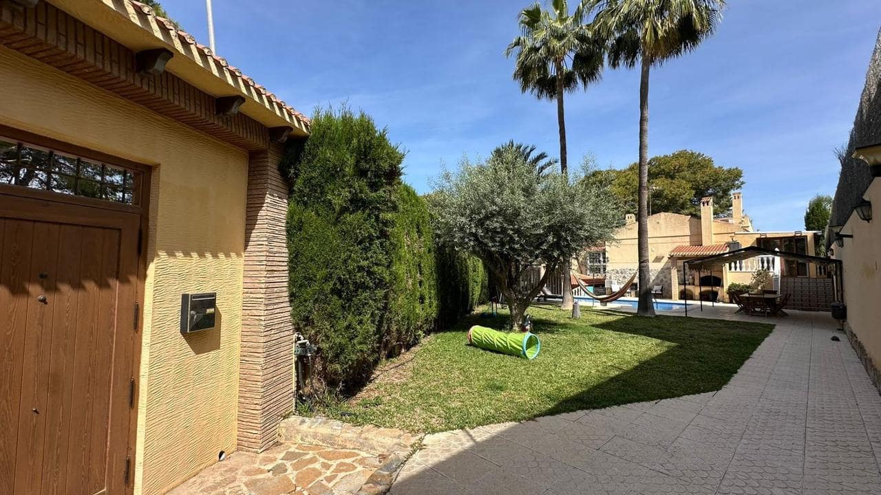 4 makuuhuone Huvila myytävänä paikassa Torrevieja mukana uima-altaan - 490 000 € (Ref: 9800551)