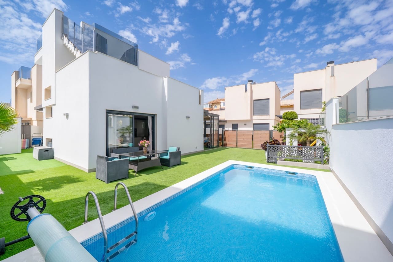 5 bedroom Villa for sale in Torrevieja with pool - € 559,000 (Ref: 9806225)