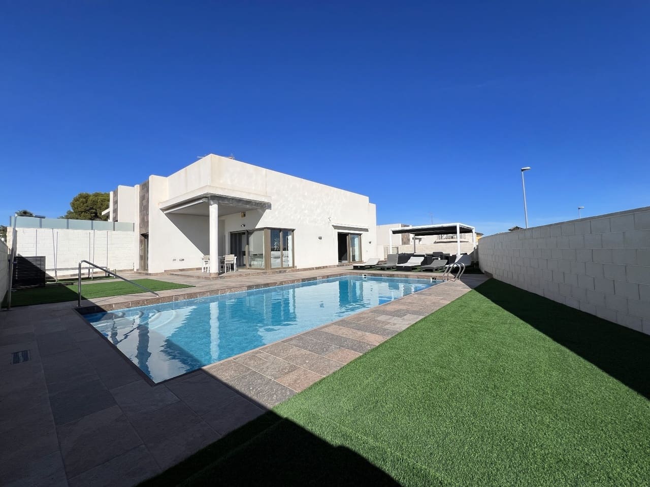 5 Zimmer Villa zu verkaufen in Orihuela Costa - 675.000 € (Ref: 9813233)