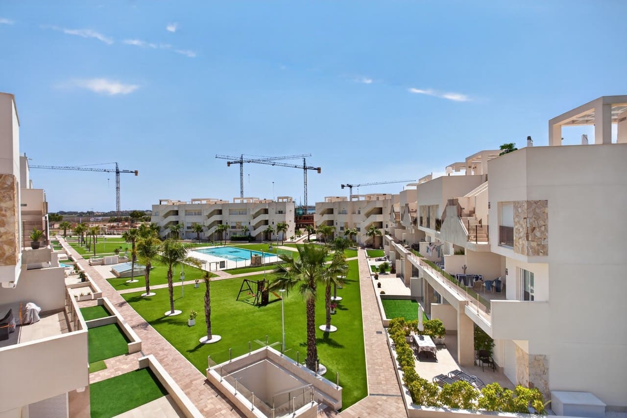 Apartamento de 2 habitaciones en Guardamar del Segura en venta - 325.000 € (Ref: 9813235)