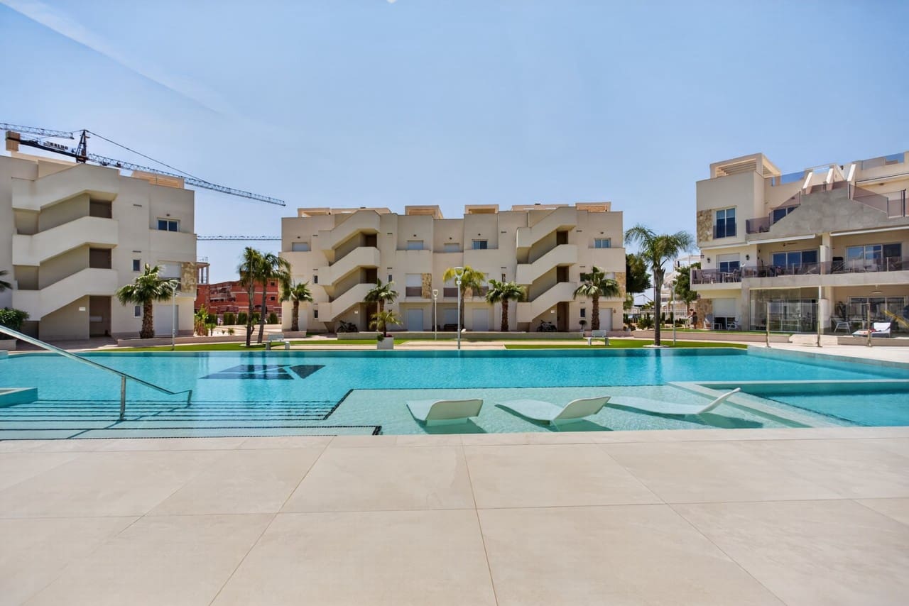 Apartamento de 2 habitaciones en Guardamar del Segura en venta - 325.000 € (Ref: 9813235)