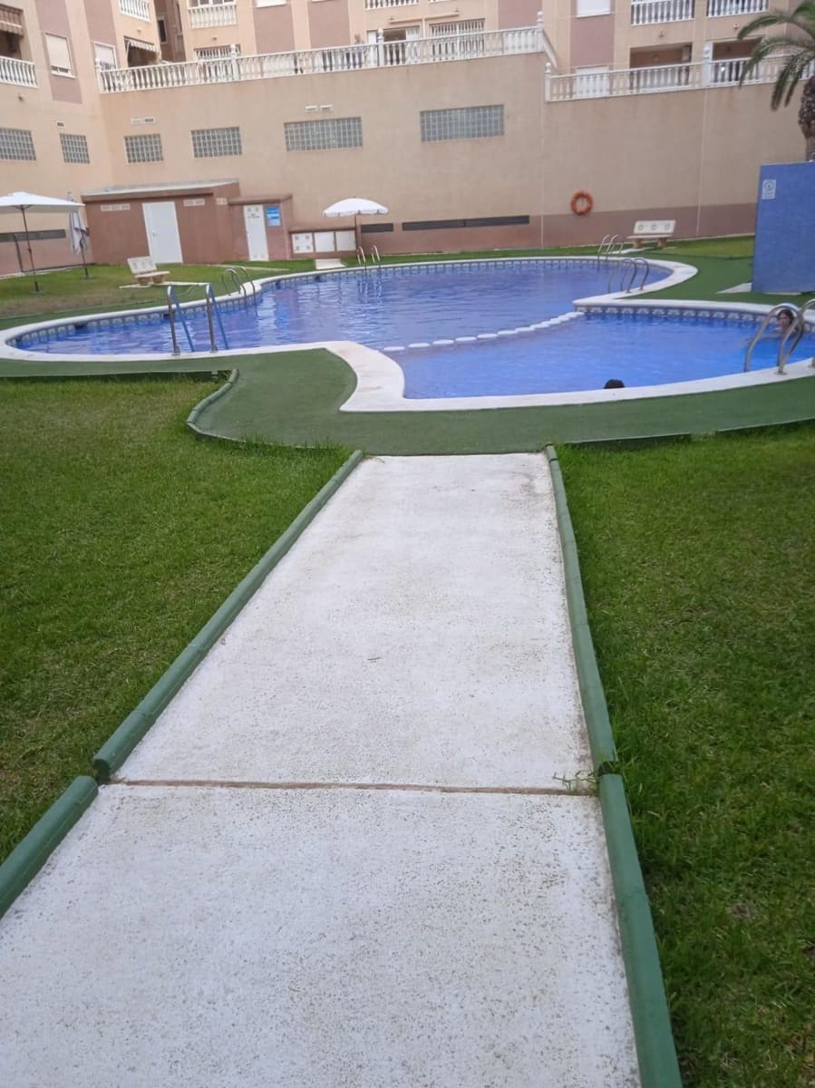 2 Zimmer Apartment zu verkaufen in Torrevieja mit Pool - 134.900 € (Ref: 9813240)