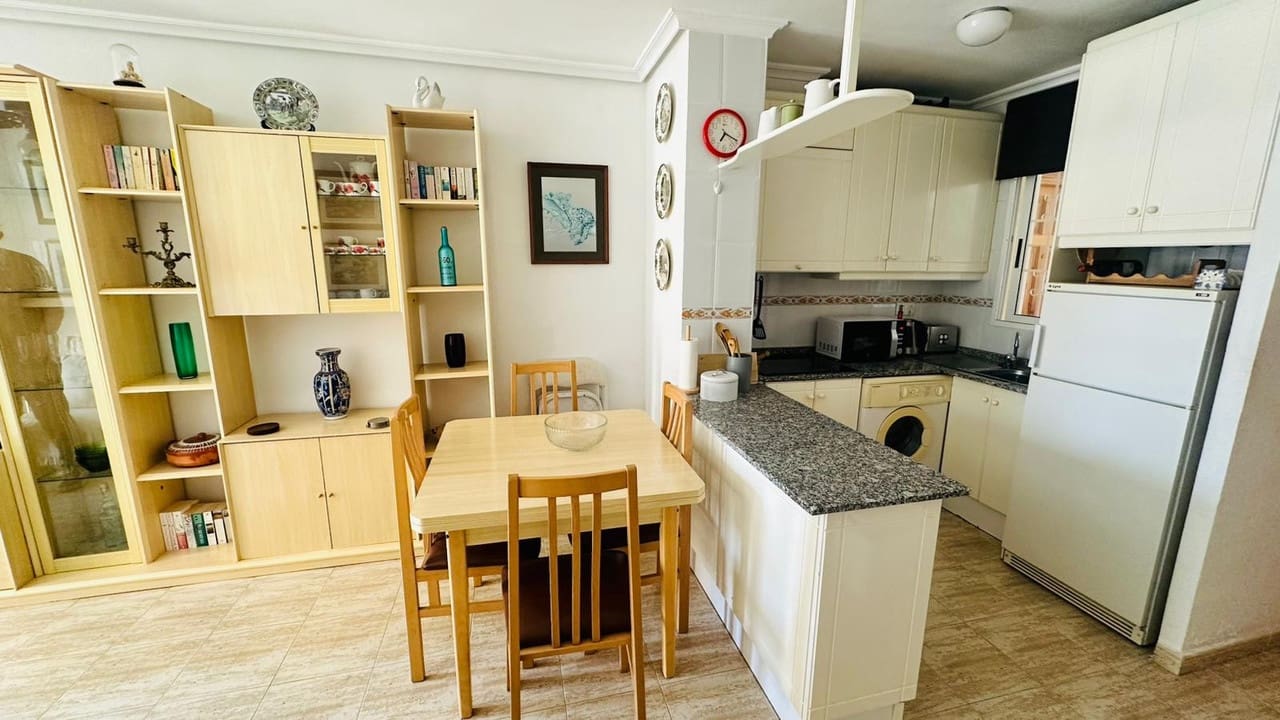 2 sovrum Lägenhet till salu i Torrevieja - 129 000 € (Ref: 9814277)